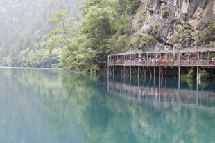山水间的木质栈道美景