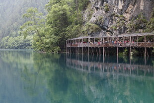 山间湖畔栈道美景