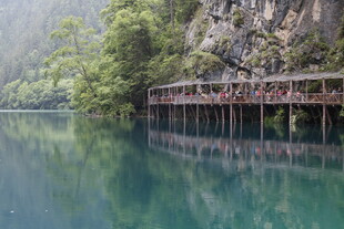 山水间的木质栈道美景