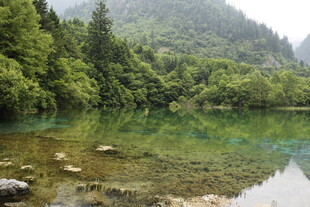 山间清澈幽美湖泊景色