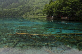 清澈幽蓝的山间碧湖