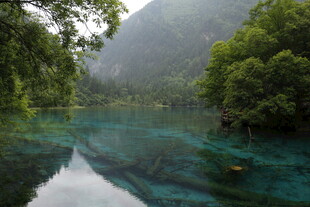 山间幽蓝清澈的静谧湖水