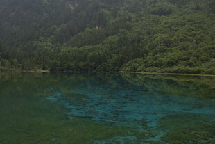 翠绿山林间的幽蓝湖水