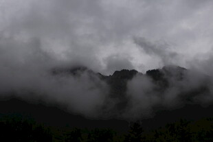 云雾缭绕的山峦美景