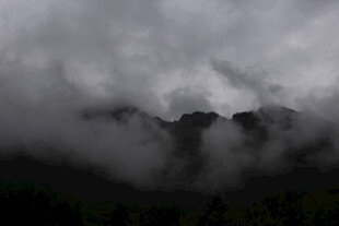 云雾缭绕中的山峦景象