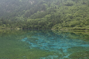 青山环绕下的幽蓝湖水