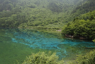青山环抱的碧绿湖水