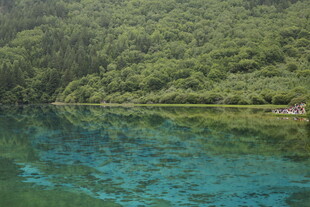 青山环绕的澄澈湖水