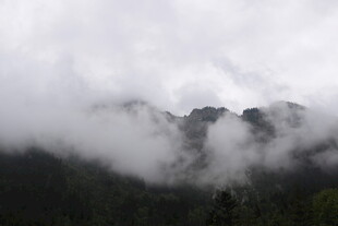 云雾缭绕的山峦美景