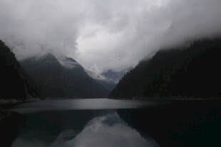 云雾缭绕的静谧山水景观