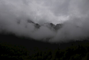 云雾缭绕中的山峦美景