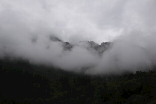 云雾缭绕的山间美景