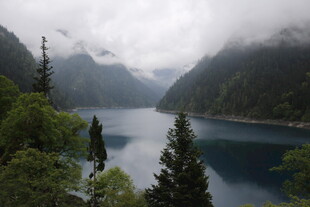 云雾缭绕的静谧山水湖景