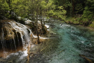 山间溪流瀑布自然美景