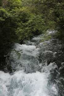 山间溪流奔腾的自然美景