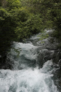 山间溪流瀑布景观