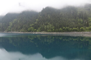 云雾缭绕的静谧湖山景色