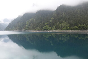 宁静山水湖景倒影如画