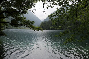 宁静山水间的悠悠湖面