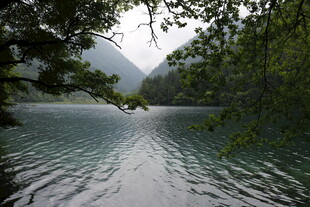 宁静山水间的湖景风光