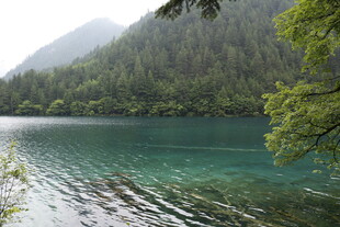 青山绿水间的澄澈湖水