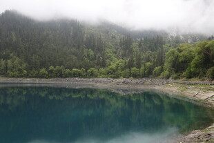 山间幽蓝湖泊美景