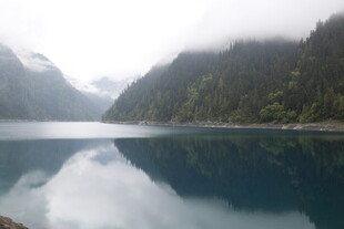 云雾缭绕的静谧山水湖景