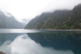 静谧山水湖景图