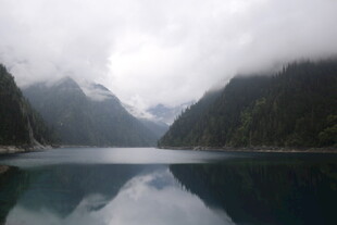 云雾缭绕的山水静谧之景