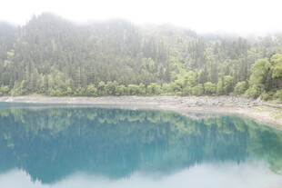静谧蓝湖与葱郁山林