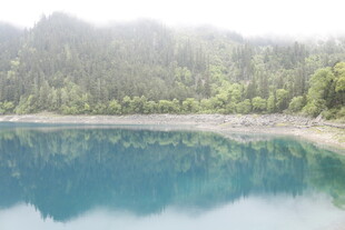 梦幻蓝湖 山林环绕之景