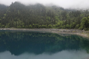山间幽湖 云雾缭绕之景