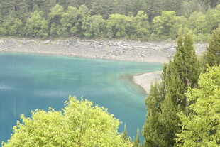 青山环抱的碧蓝色湖泊