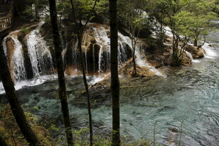山间秀丽瀑布溪流景观