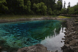 清澈幽蓝的山间静谧湖水