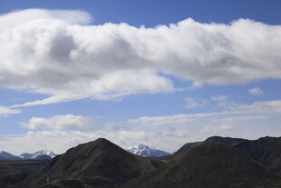 蓝天白云下的壮美山峦