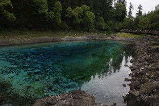 清澈蓝绿色山间湖泊美景