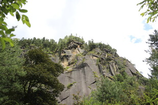 山林中的陡峭岩壁