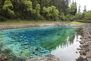 清澈蓝绿色山间水潭美景