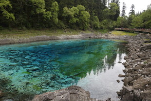 清澈蓝绿色山间水潭美景