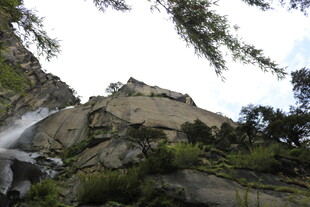 山间瀑布与嶙峋岩石景观