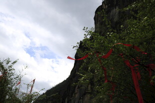 山间峭壁上的红色祈福带