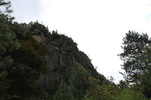 山林间的陡峭岩壁