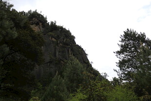 山林间的陡峭岩石景观