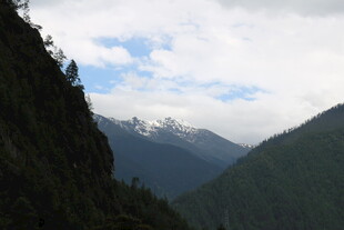 山间美景 远处雪山初现