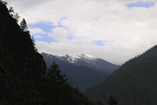 山间美景 远处雪山初现