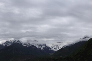 云雾缭绕的雪山美景