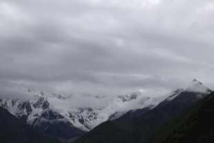 云雾缭绕的雪山美景