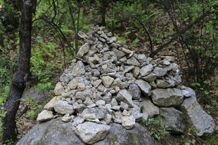 山间乱石堆