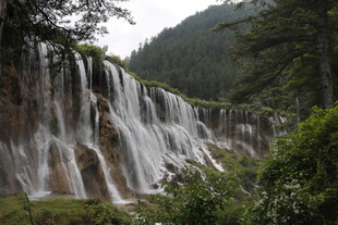 山间壮丽瀑布景观